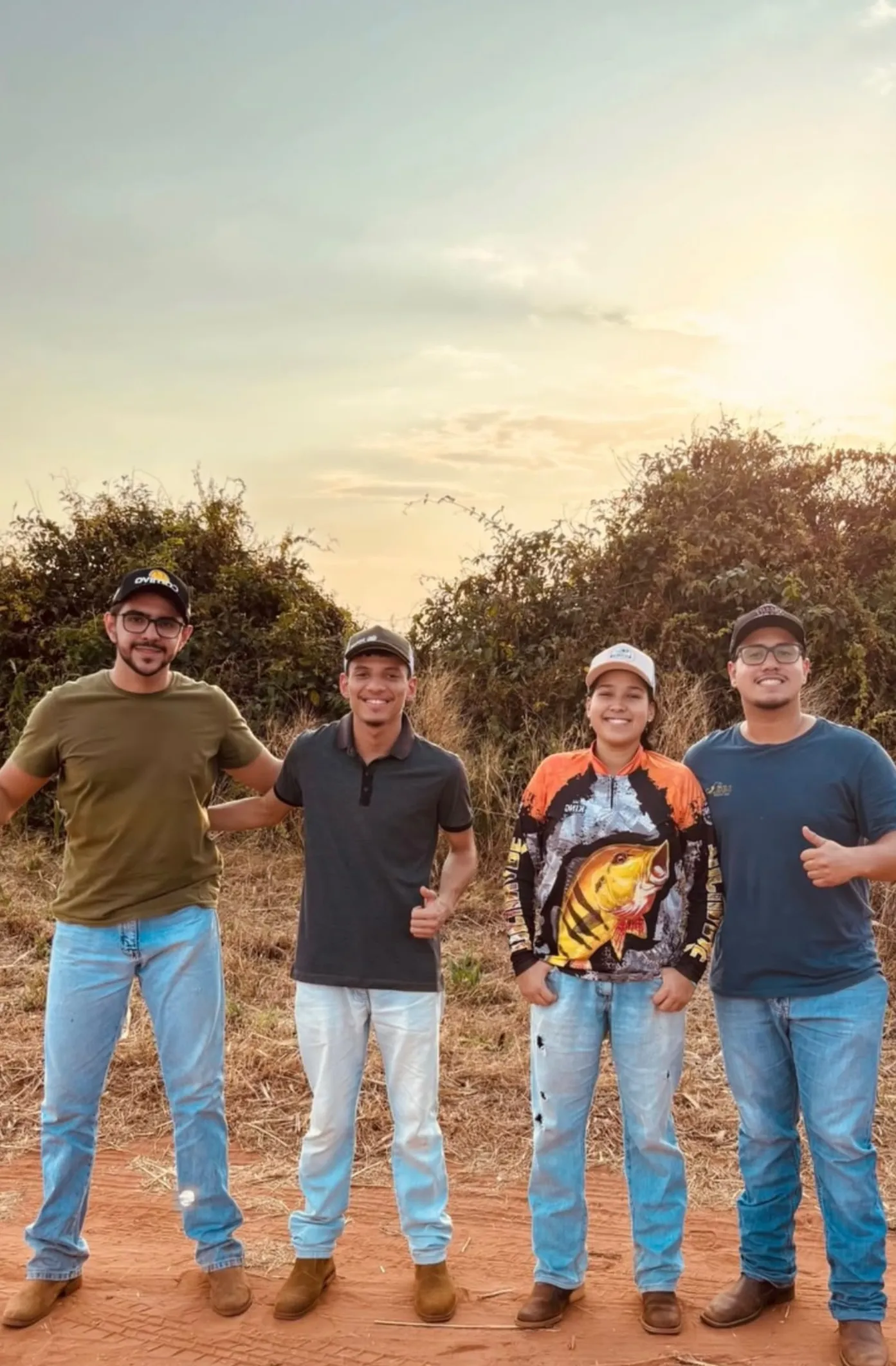 Equipe GadoGest reunida no campo ao entardecer